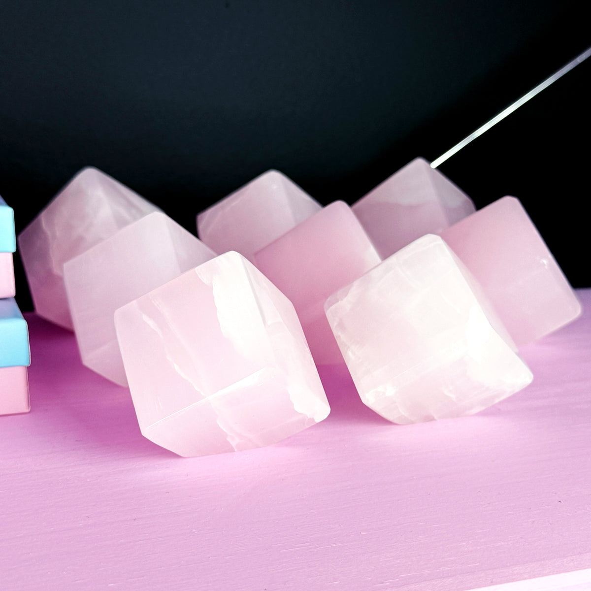 Mangano Calcite Sugar Cube (UV reactive!)