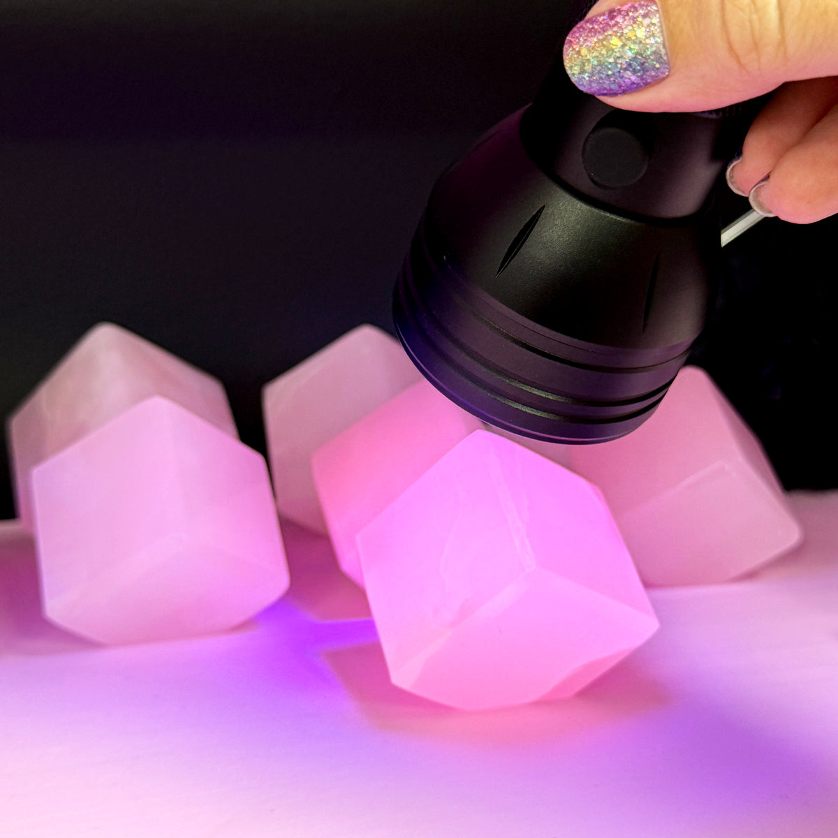 Mangano Calcite Sugar Cube (UV reactive!)